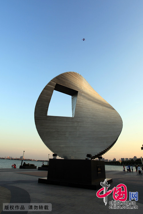 Situated close to Suzhou Industrial District, Jinji Lake is a beautiful scenic spot, featuring a maple forest, music fountain, water screen movies all amid other natural and cultural settings. 