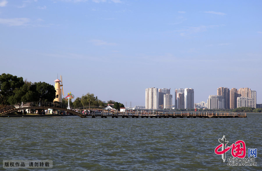 Situated close to Suzhou Industrial District, Jinji Lake is a beautiful scenic spot, featuring a maple forest, music fountain, water screen movies all amid other natural and cultural settings. 