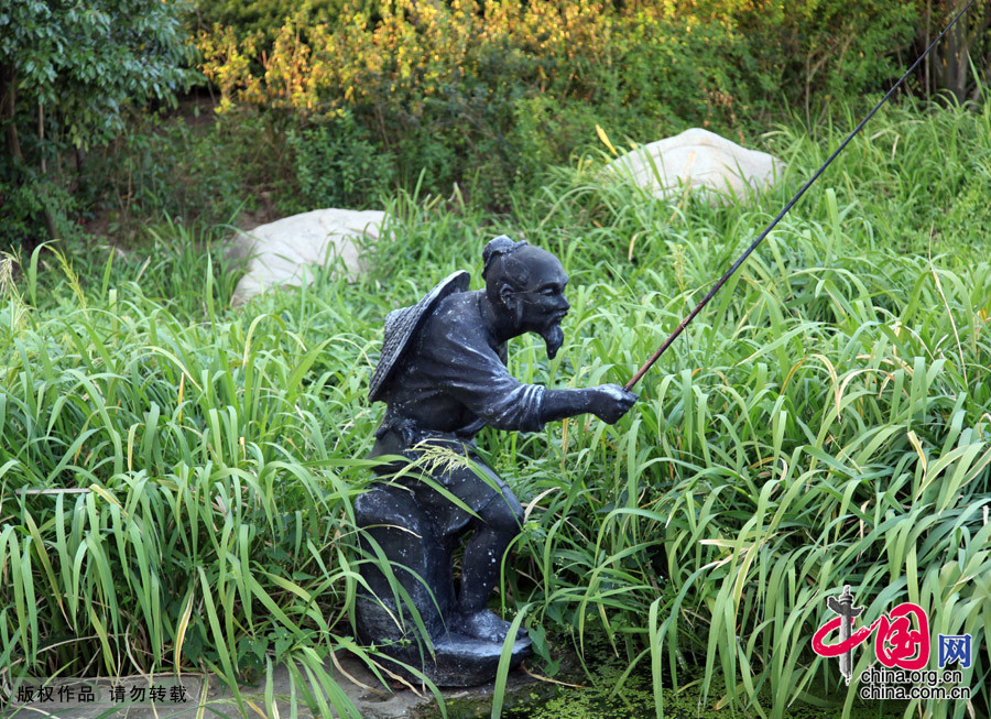 Situated close to Suzhou Industrial District, Jinji Lake is a beautiful scenic spot, featuring a maple forest, music fountain, water screen movies all amid other natural and cultural settings. 