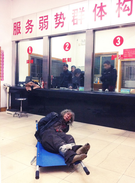 An elderly homeless man lying on a stretcher whose hands were tied behind his back and his legs were also tied in the government shelter in Changsha city, central Chinas Hunan province, 9 January 2013. [Photo/Image China]