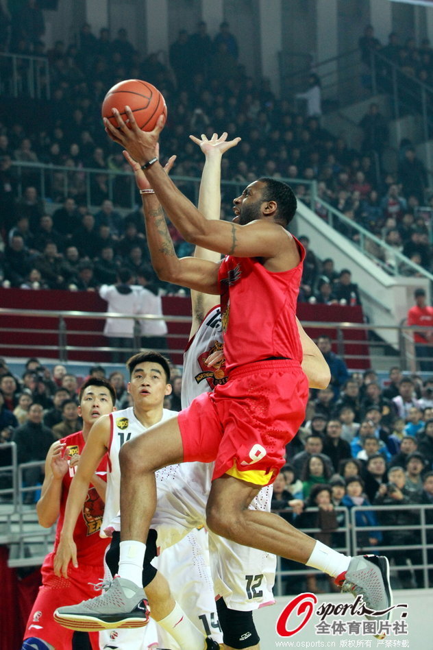 Tracy MaGrady of Qingdao goes up for a basket during a CBA game between Qingdao and Jilin on Jan.31, 2013.