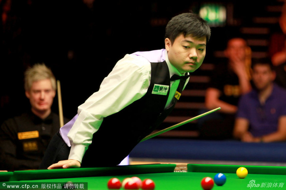 Ding Junhui of China watches in the opening match of the Masters on Jan.13, 2013. 