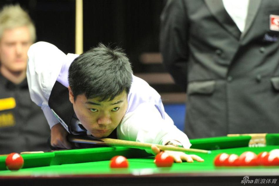 Ding Junhui in action in the opening match of the Masters against Neil Robertson on Jan.13, 2013. 