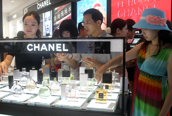 Customers at a duty-free shop in Sanya, Hainan province. Chanel China said the prices of some of its products sold on the mainland will be raised on Tuesday or Wednesday. [Photo/China Daily]
