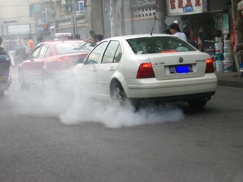 China has pledged to vigorously curb vehicle exhaust emissions after hazardous air pollution has shrouded parts of the country for several straight days. [File photo]