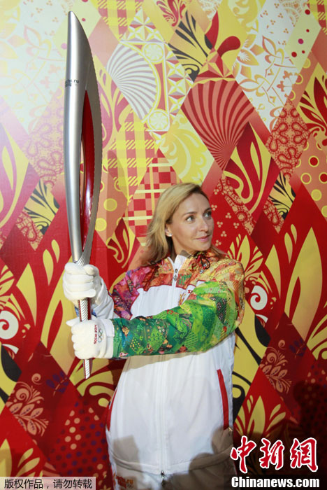 Russian ice dancer Tatyana Navka holds the Olympic torch for the Sochi 2014 Winter Olympics during a presentation ceremony in Moscow January 14, 2013.