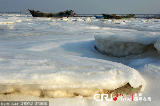 'Icy volcano' takes place at Jiaozhou bay