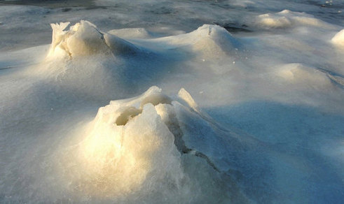 'Icy volcano' takes place at Jiaozhou bay