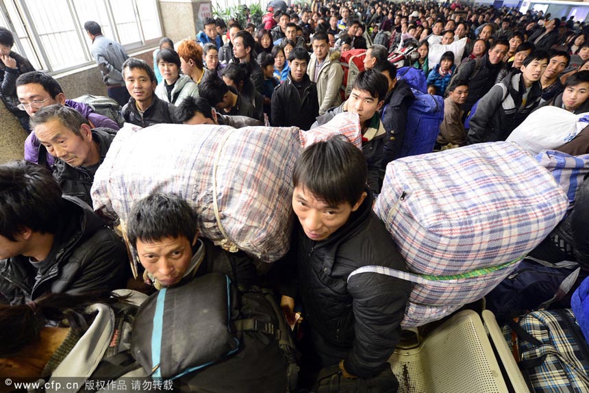 migrant-workers-start-journey-home-china-cn