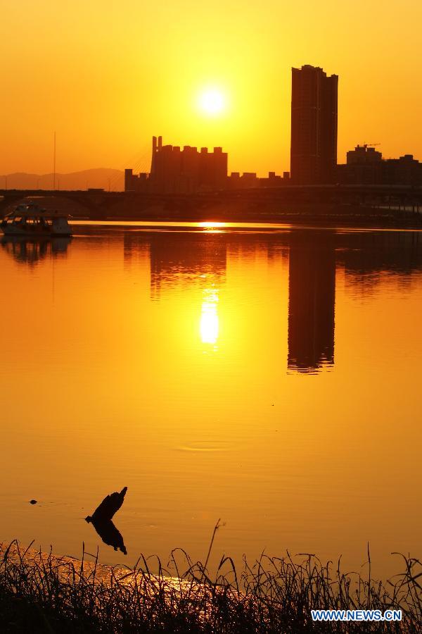 Photo taken on Jan. 15, 2013 shows sunset scenery in Dadaocheng in Taipei, southeast China. 