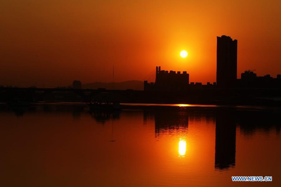 Photo taken on Jan. 15, 2013 shows sunset scenery in Dadaocheng in Taipei, southeast China. 