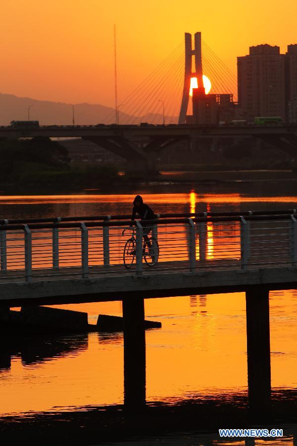 Photo taken on Jan. 15, 2013 shows sunset scenery in Dadaocheng in Taipei, southeast China. 