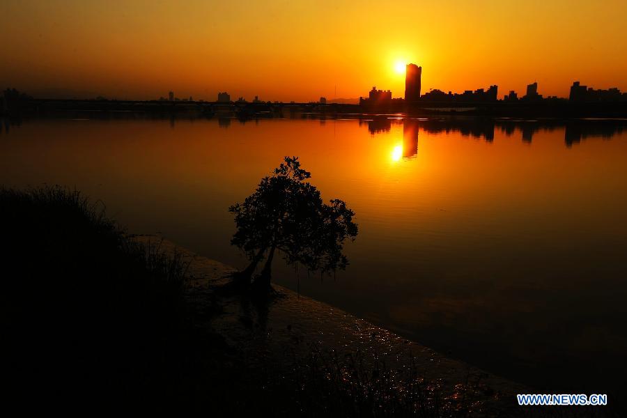 Photo taken on Jan. 15, 2013 shows sunset scenery in Dadaocheng in Taipei, southeast China. 