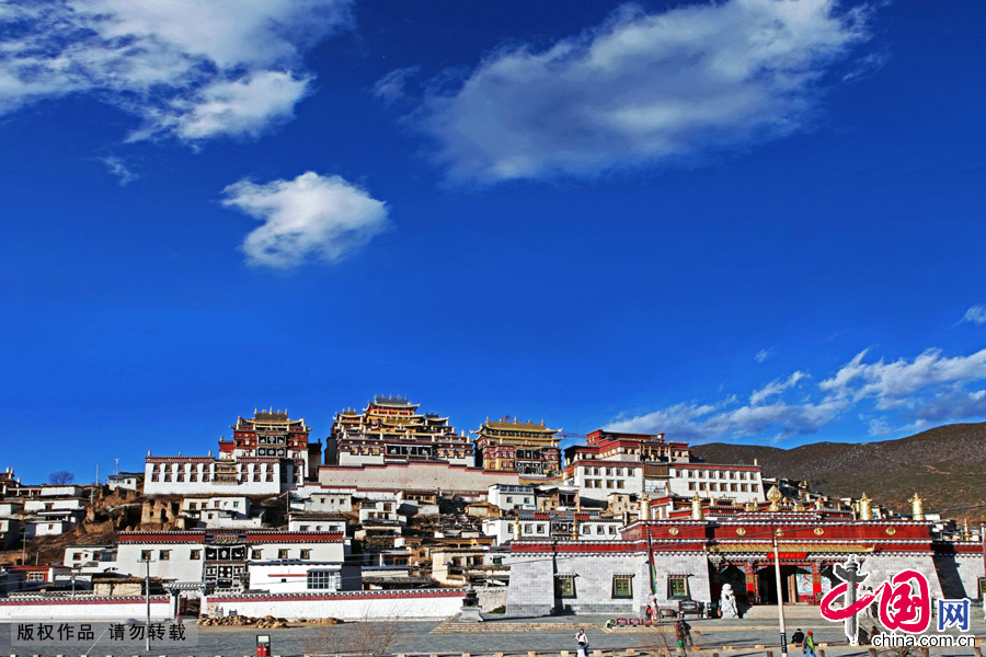 Photo shows the Gedan Songzanlin Lamasery, known as a 'mini-Potala Palace,' in Shangri-La County, southwest China's Yunnan Province. 