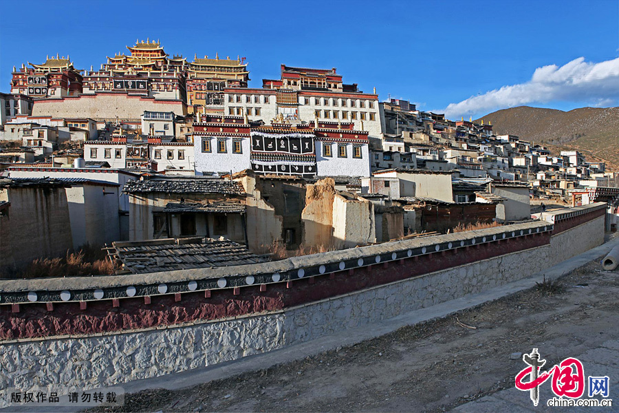 Photo shows the Gedan Songzanlin Lamasery, known as a 'mini-Potala Palace,' in Shangri-La County, southwest China's Yunnan Province. 