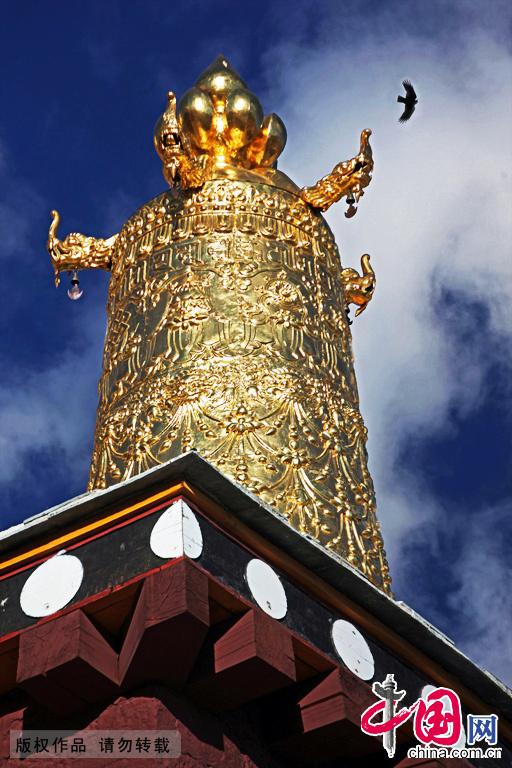 Photo shows the Gedan Songzanlin Lamasery, known as a 'mini-Potala Palace,' in Shangri-La County, southwest China's Yunnan Province. 