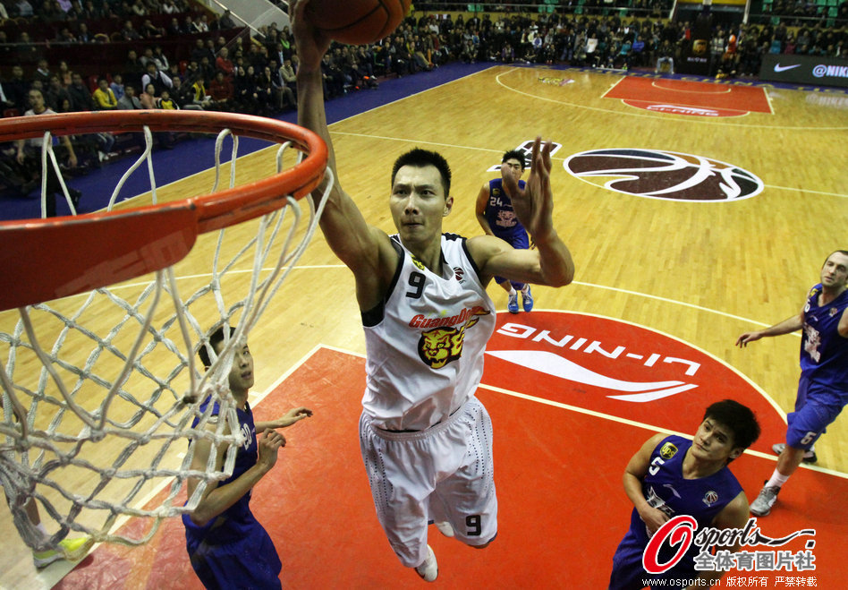 Yi Jianlian of Guangdong goes up for a basket during a CBA game between Guangdong and Dongguan on Jan.15, 2013. 