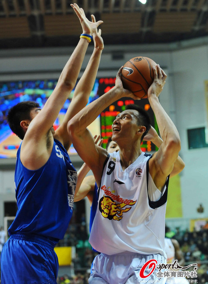  Dongguang double team Yi Jianlian of Guangdong during a CBA game on Jan.15, 2013.