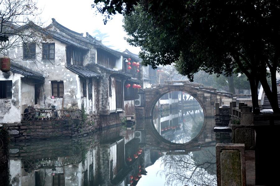 Zhouzhuang, a famous water town in southern China, is located in Kunshan City, Jiangsu Province. Because Zhouzhuang is surrounded by water, boats were necessary for entering and departing from Zhouzhuang before the 1980s. 