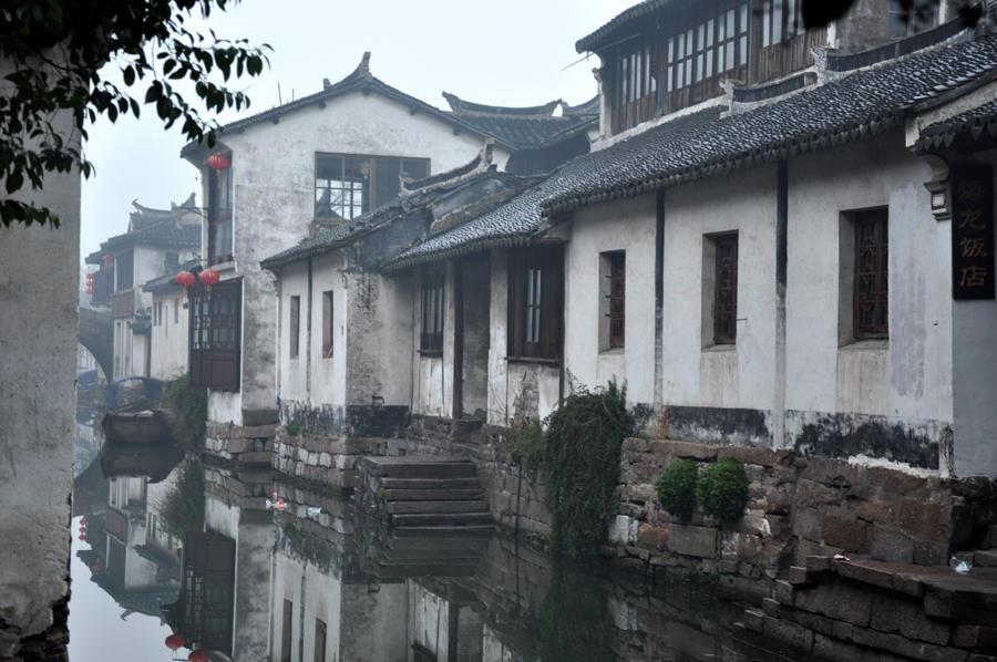 Zhouzhuang, a famous water town in southern China, is located in Kunshan City, Jiangsu Province. Because Zhouzhuang is surrounded by water, boats were necessary for entering and departing from Zhouzhuang before the 1980s. 