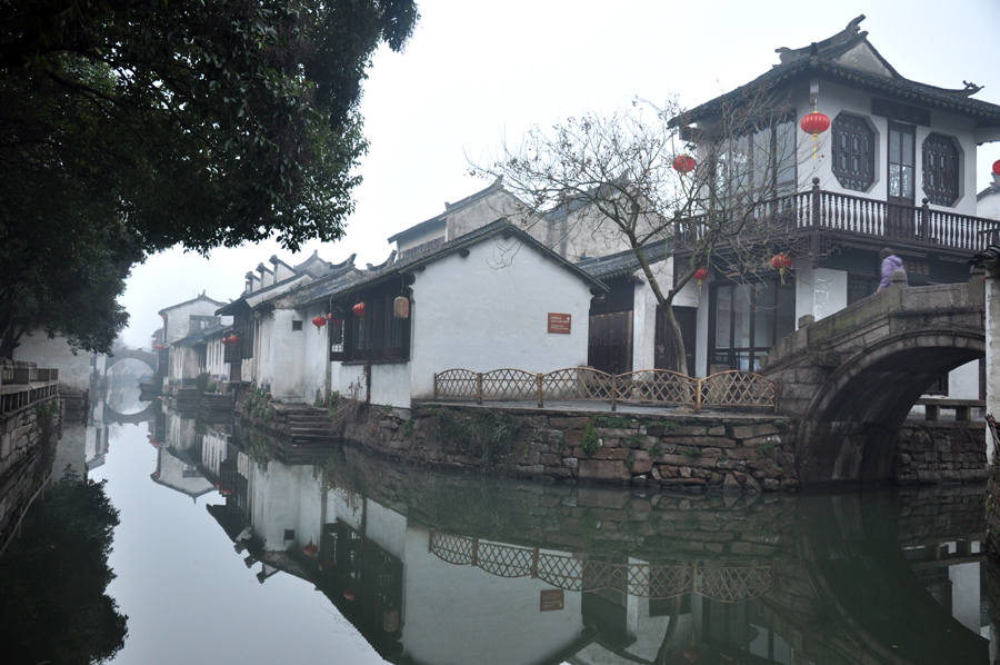 Zhouzhuang, a famous water town in southern China, is located in Kunshan City, Jiangsu Province. Because Zhouzhuang is surrounded by water, boats were necessary for entering and departing from Zhouzhuang before the 1980s. 