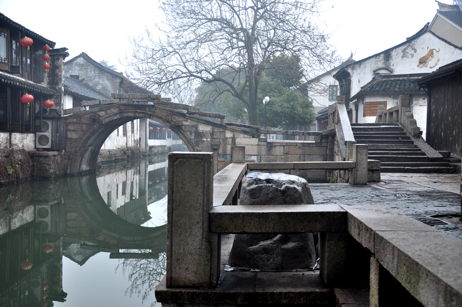 Zhouzhuang, a famous water town in southern China, is located in Kunshan City, Jiangsu Province. Because Zhouzhuang is surrounded by water, boats were necessary for entering and departing from Zhouzhuang before the 1980s. 