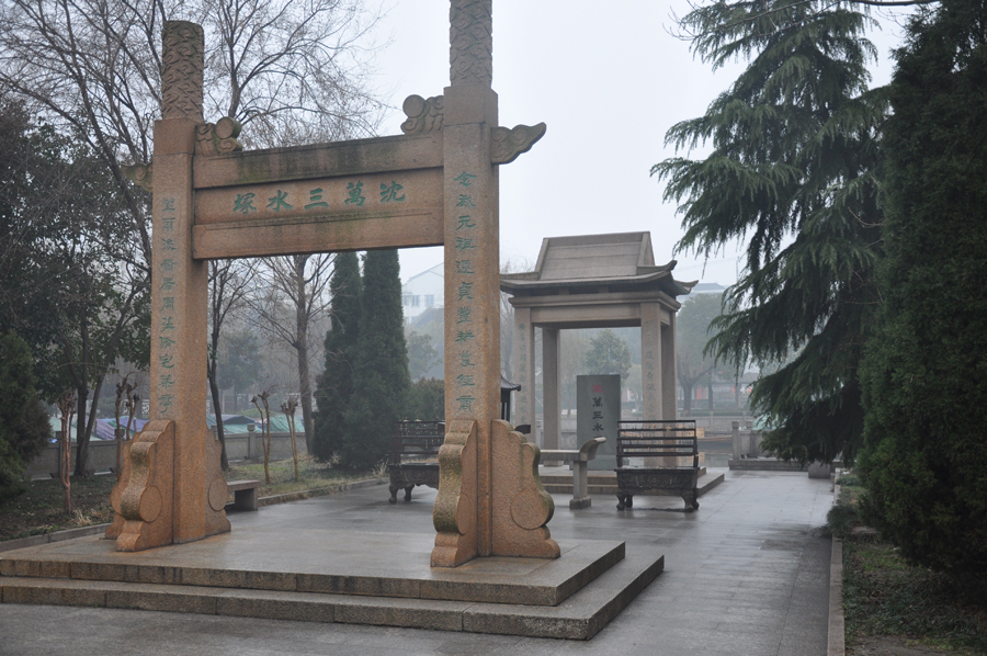 Zhouzhuang, a famous water town in southern China, is located in Kunshan City, Jiangsu Province. Because Zhouzhuang is surrounded by water, boats were necessary for entering and departing from Zhouzhuang before the 1980s. 