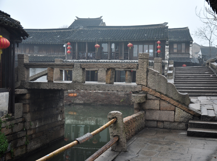 Zhouzhuang, a famous water town in southern China, is located in Kunshan City, Jiangsu Province. Because Zhouzhuang is surrounded by water, boats were necessary for entering and departing from Zhouzhuang before the 1980s. 