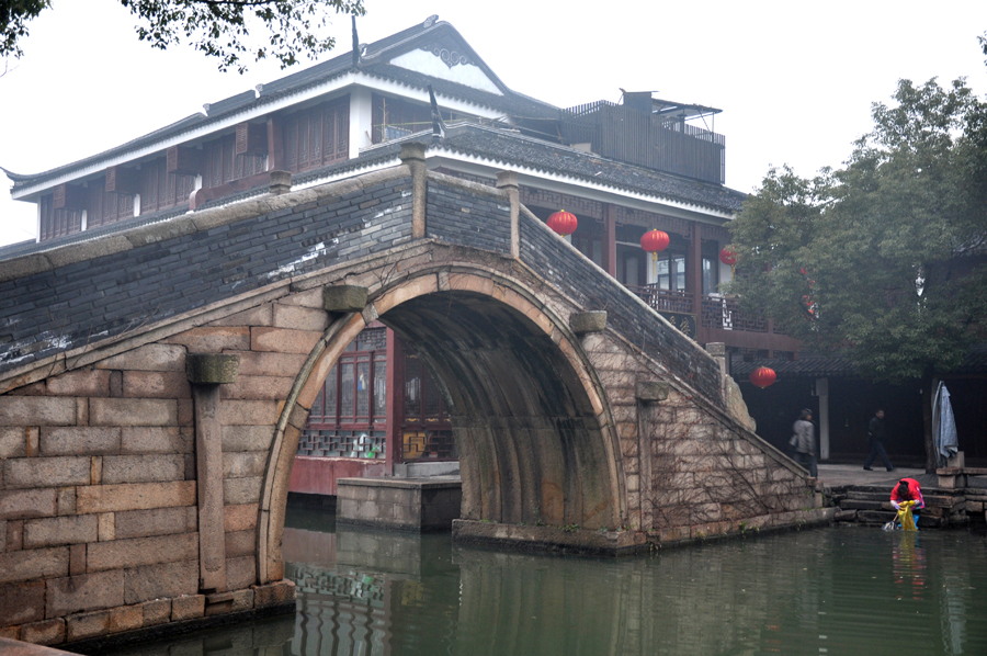 Zhouzhuang, a famous water town in southern China, is located in Kunshan City, Jiangsu Province. Because Zhouzhuang is surrounded by water, boats were necessary for entering and departing from Zhouzhuang before the 1980s. 