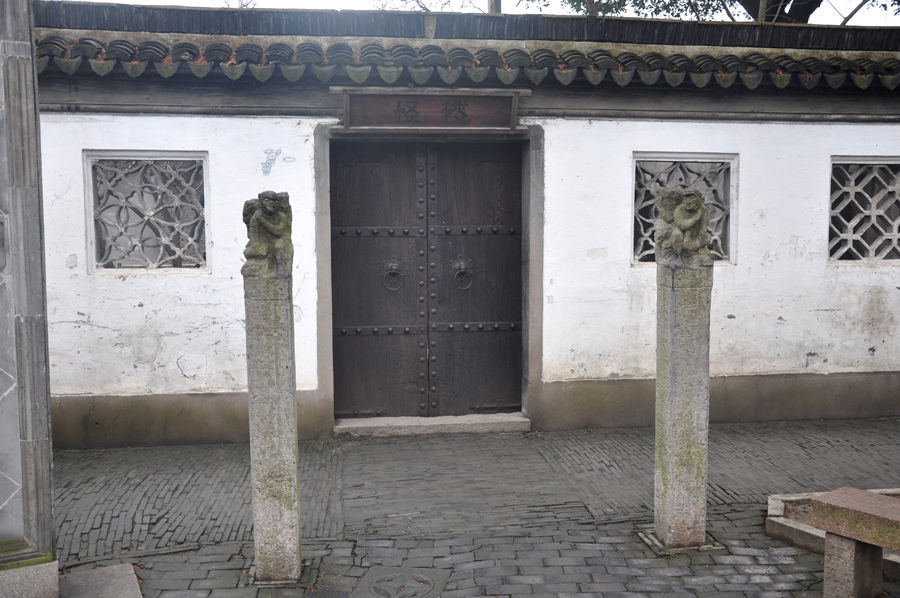 Zhouzhuang, a famous water town in southern China, is located in Kunshan City, Jiangsu Province. Because Zhouzhuang is surrounded by water, boats were necessary for entering and departing from Zhouzhuang before the 1980s. 