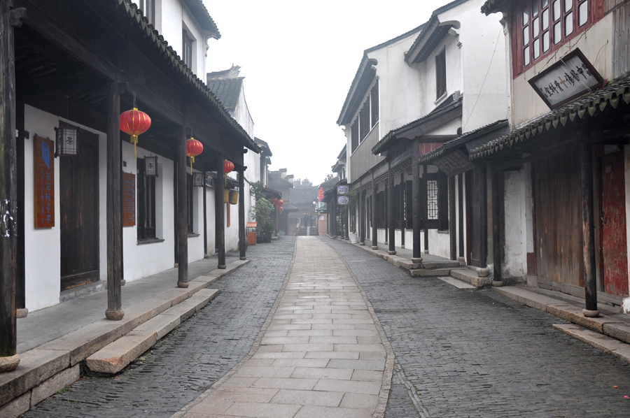 Zhouzhuang, a famous water town in southern China, is located in Kunshan City, Jiangsu Province. Because Zhouzhuang is surrounded by water, boats were necessary for entering and departing from Zhouzhuang before the 1980s. 