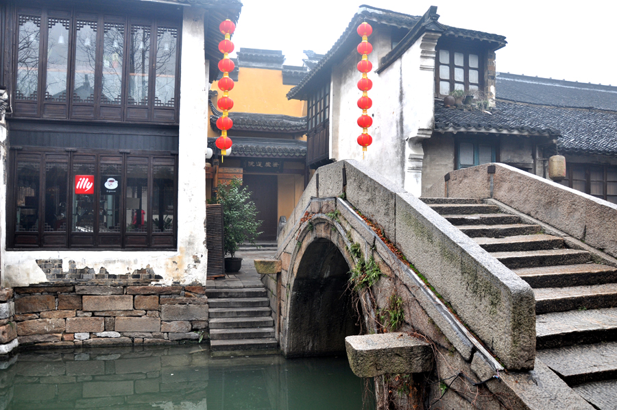 Zhouzhuang, a famous water town in southern China, is located in Kunshan City, Jiangsu Province. Because Zhouzhuang is surrounded by water, boats were necessary for entering and departing from Zhouzhuang before the 1980s. 