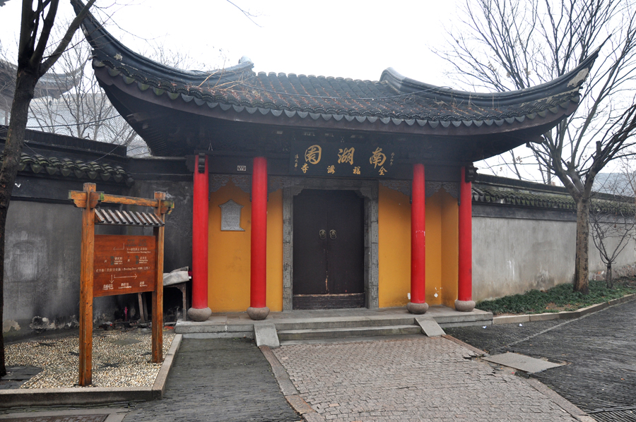 Zhouzhuang, a famous water town in southern China, is located in Kunshan City, Jiangsu Province. Because Zhouzhuang is surrounded by water, boats were necessary for entering and departing from Zhouzhuang before the 1980s. 