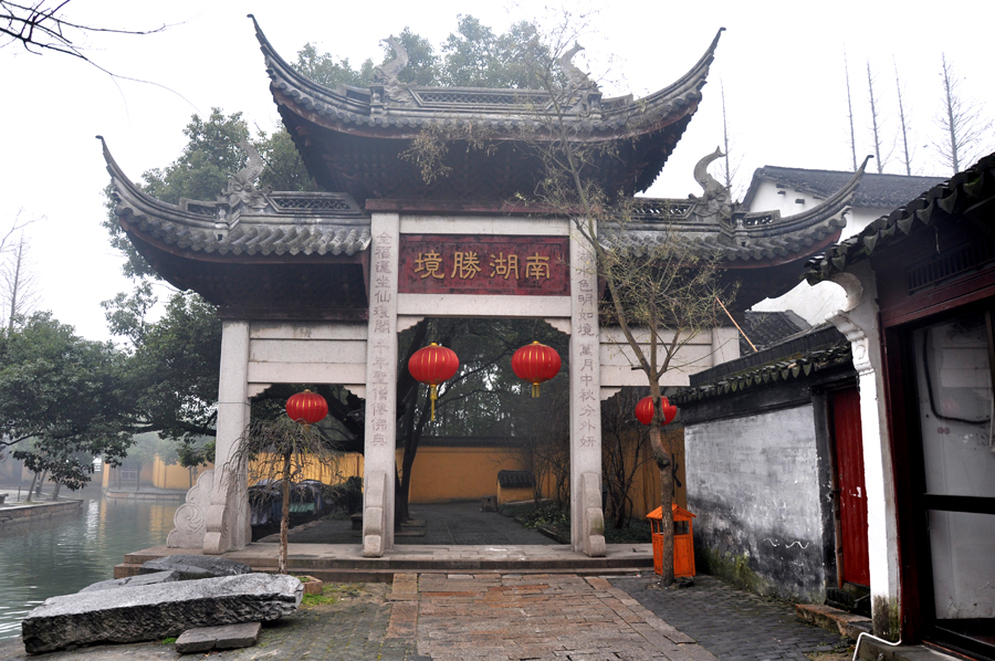 Zhouzhuang, a famous water town in southern China, is located in Kunshan City, Jiangsu Province. Because Zhouzhuang is surrounded by water, boats were necessary for entering and departing from Zhouzhuang before the 1980s. 