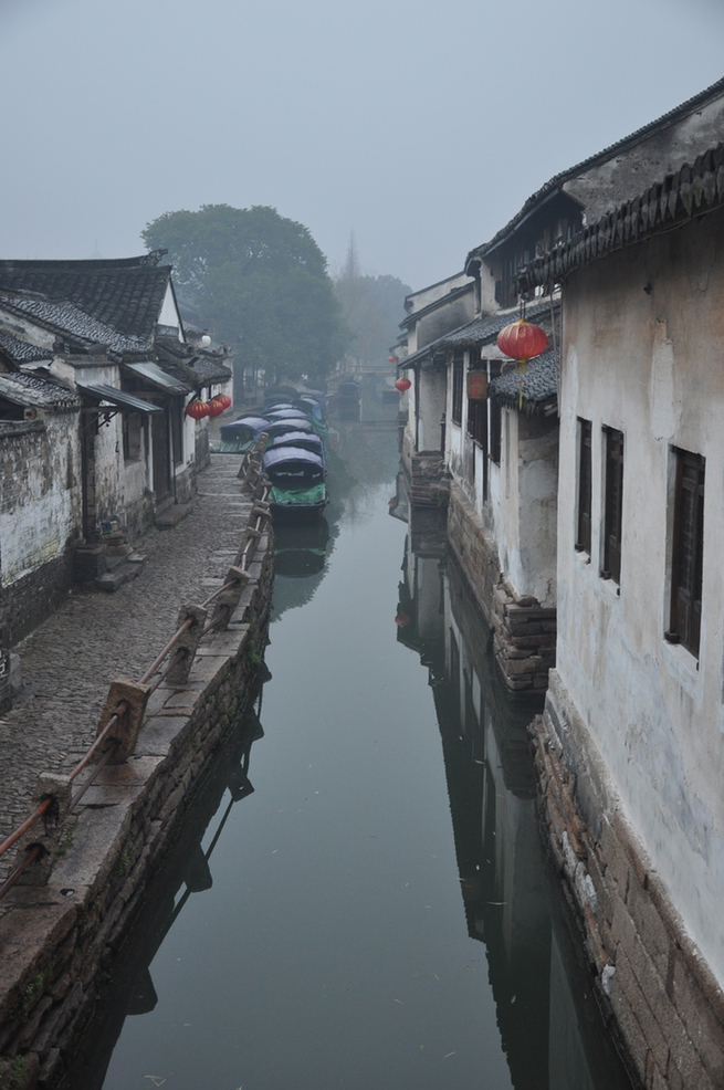 Zhouzhuang, a famous water town in southern China, is located in Kunshan City, Jiangsu Province. Because Zhouzhuang is surrounded by water, boats were necessary for entering and departing from Zhouzhuang before the 1980s.