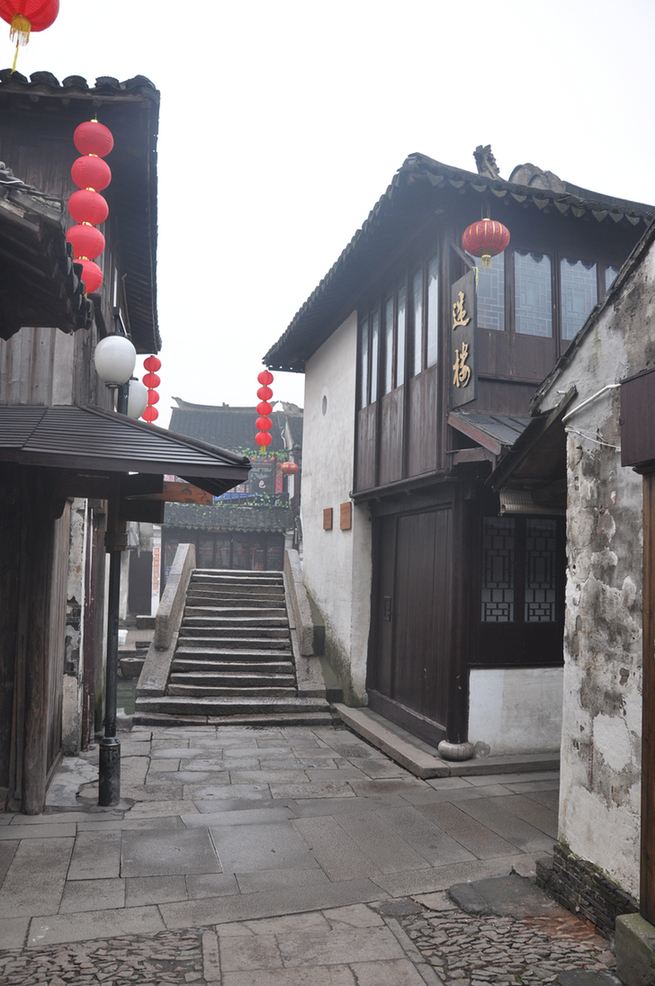 Zhouzhuang, a famous water town in southern China, is located in Kunshan City, Jiangsu Province. Because Zhouzhuang is surrounded by water, boats were necessary for entering and departing from Zhouzhuang before the 1980s. 