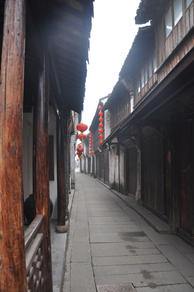 Zhouzhuang, a famous water town in southern China, is located in Kunshan City, Jiangsu Province. Because Zhouzhuang is surrounded by water, boats were necessary for entering and departing from Zhouzhuang before the 1980s. 