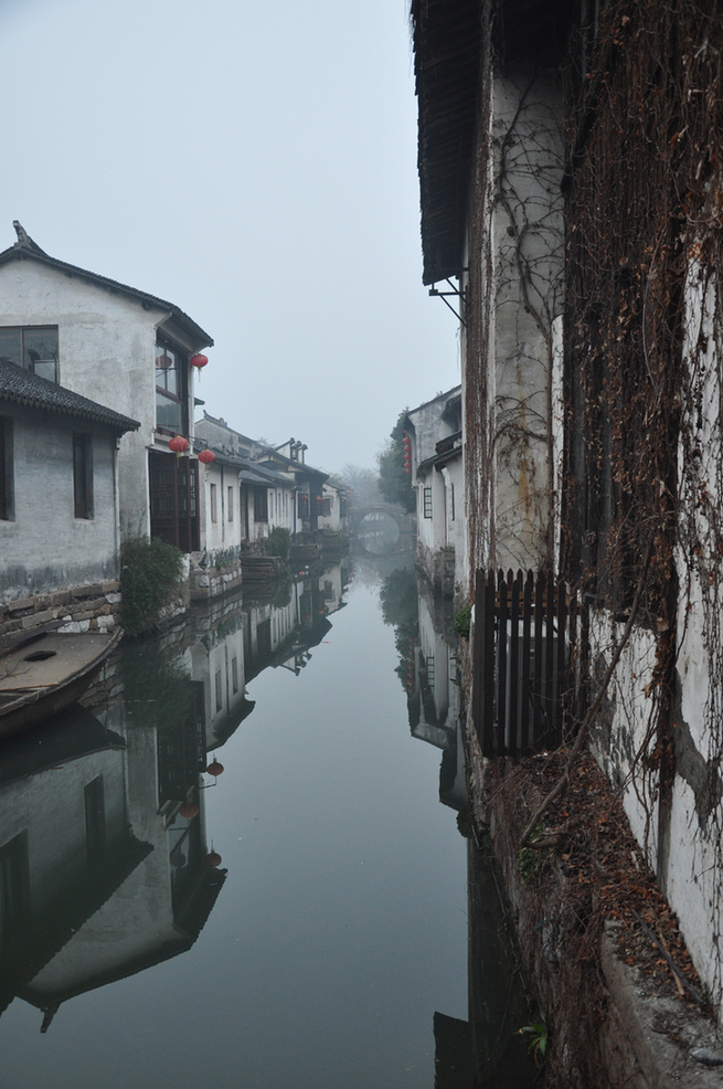 Zhouzhuang, a famous water town in southern China, is located in Kunshan City, Jiangsu Province. Because Zhouzhuang is surrounded by water, boats were necessary for entering and departing from Zhouzhuang before the 1980s. 