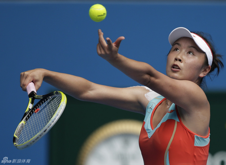  Peng Shuai serves during the second round women's singles of 2013 Australian Open against Kirilenko on Jan.16, 2013.