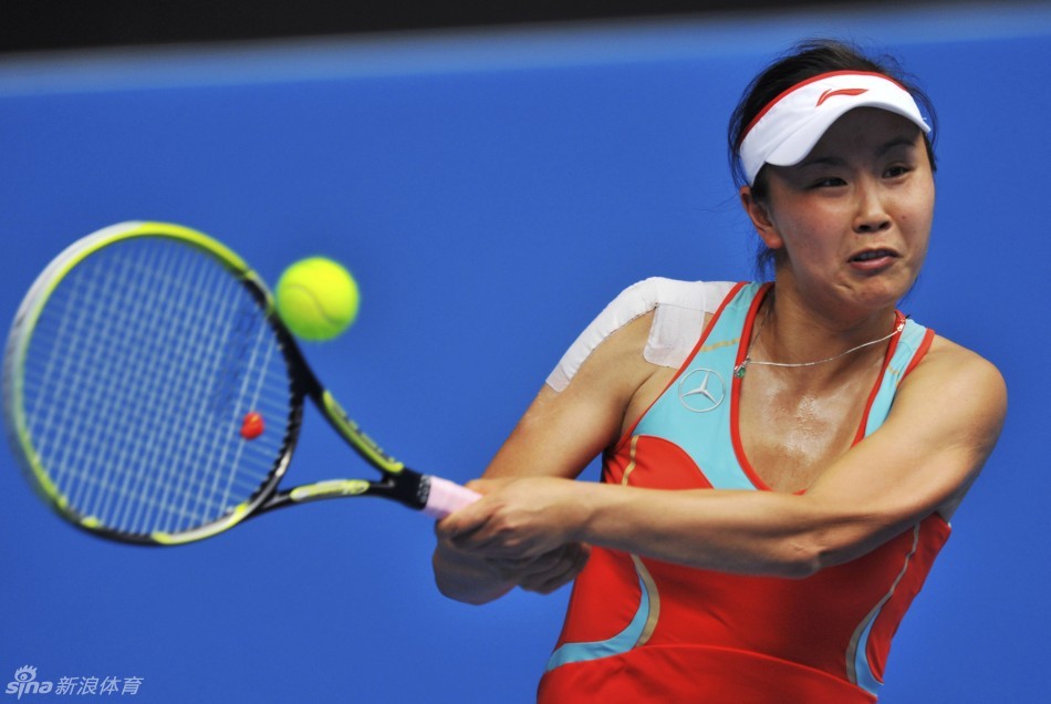 Peng Shuai of China returns a ball to Kirilenko during the second round women's singles of 2013 Australian Open on Jan.16, 2013.