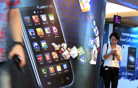 China will cement its lead as the world's largest smartphone market in 2013 as the nation is expected to sell 240 million smartphones. [File Photo]