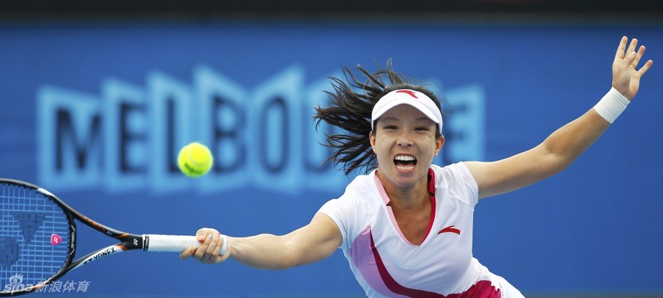 Zheng Jie returns a ball to Julia Goerges during the third round women's singles of 2013 Australian Open on Jan.18, 2013.