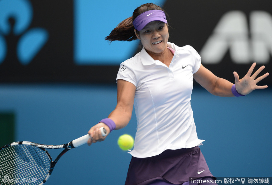 Li Na of China hits a return to Sorana Cirstea of Romania during their women's singles match at the Australian Open tennis tournament in Melbourne, Jan 18, 2013.