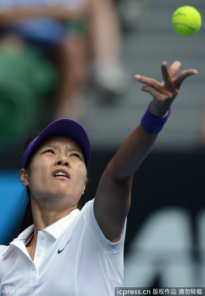 Li Na serves during women's singles match at the Australian Open tennis tournament in Melbourne, Jan 18, 2013.