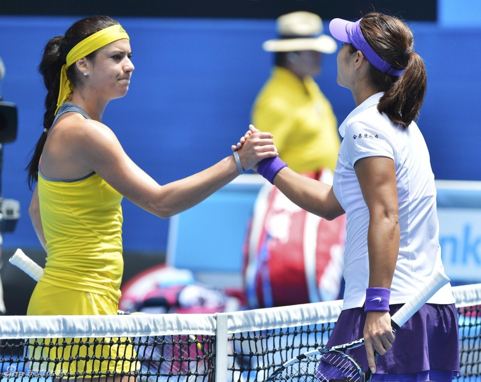 Li Na and Cirstea shake hands after the match.