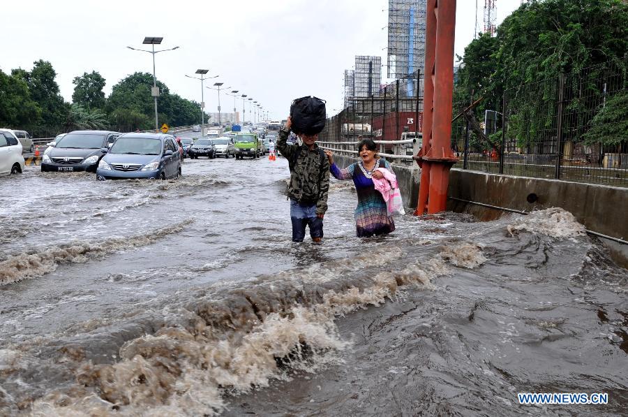 Jakarta still paralysed by flood