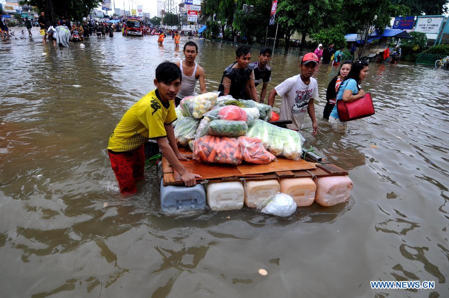 Jakarta still paralysed by flood