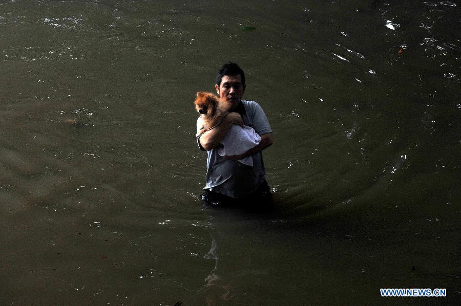 Jakarta still paralysed by flood