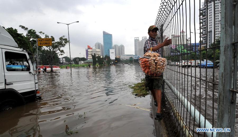 Jakarta still paralysed by flood