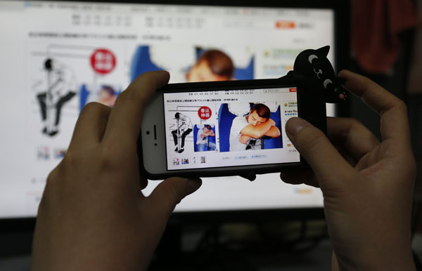 A netizen takes a picture on Sunday of an advertisement for a sleep stand, a type of sleeping aid, popular on Taobao ahead of the Spring Rush. [Photo/China Daily]